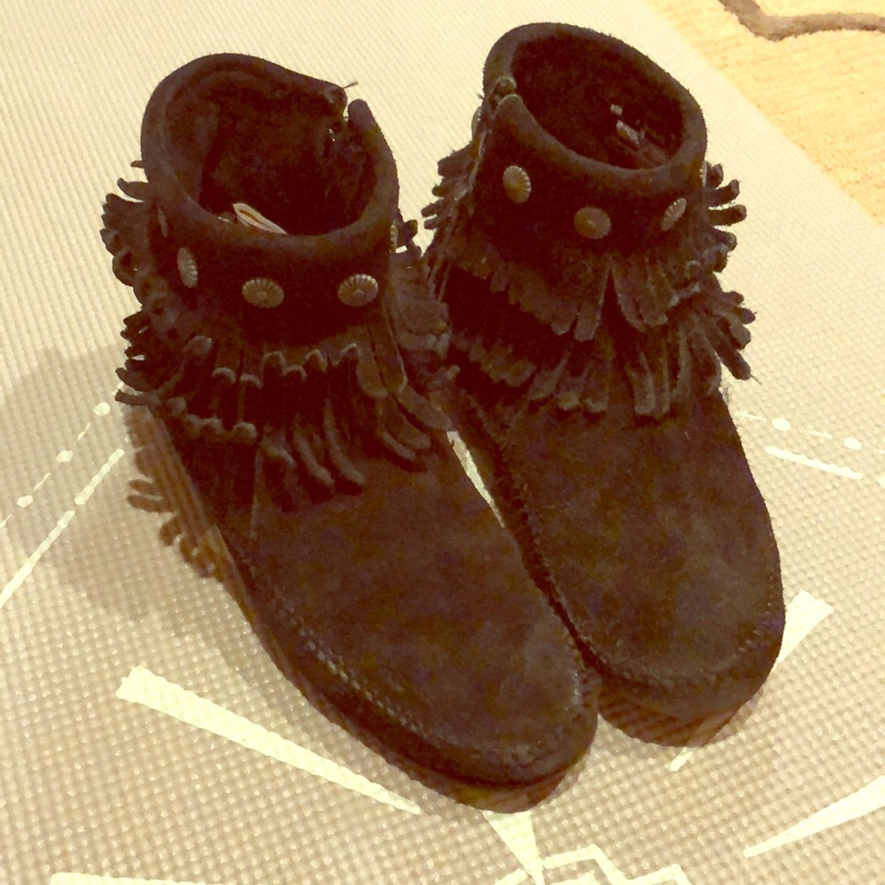 BLACK FRINGE MINNETONKA BOOTIES